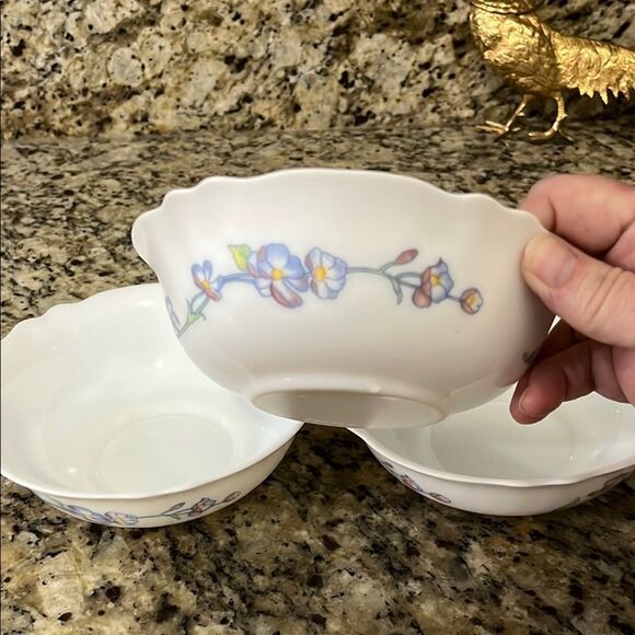 ARCOPAL France Milk glass Morning Glory Scalloped  Bowls Set of 3 VTG - Picture 1 of 8